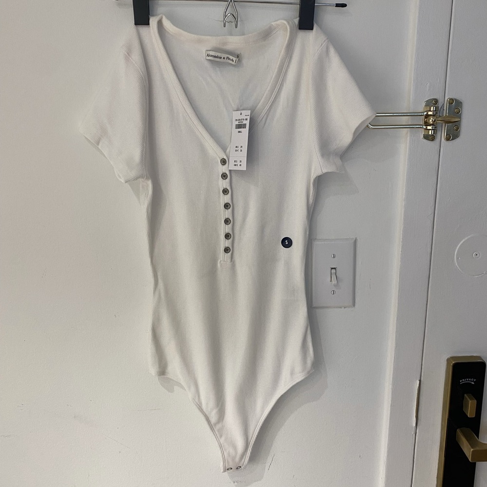 Abercrombie & Fitch White Henley Onesie - New With Tags & never worn, Size Small